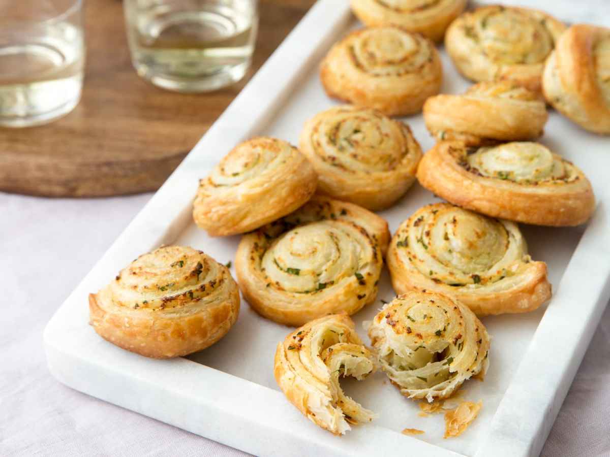 Flaky Garlic Bread Pinwheels – recipes from lynne